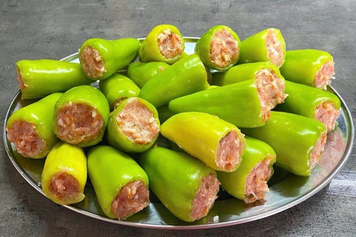 Dacă nu ați încercat încă să gătiți ardei umpluți la cuptor, vă recomand să o faceți. Deliciosi