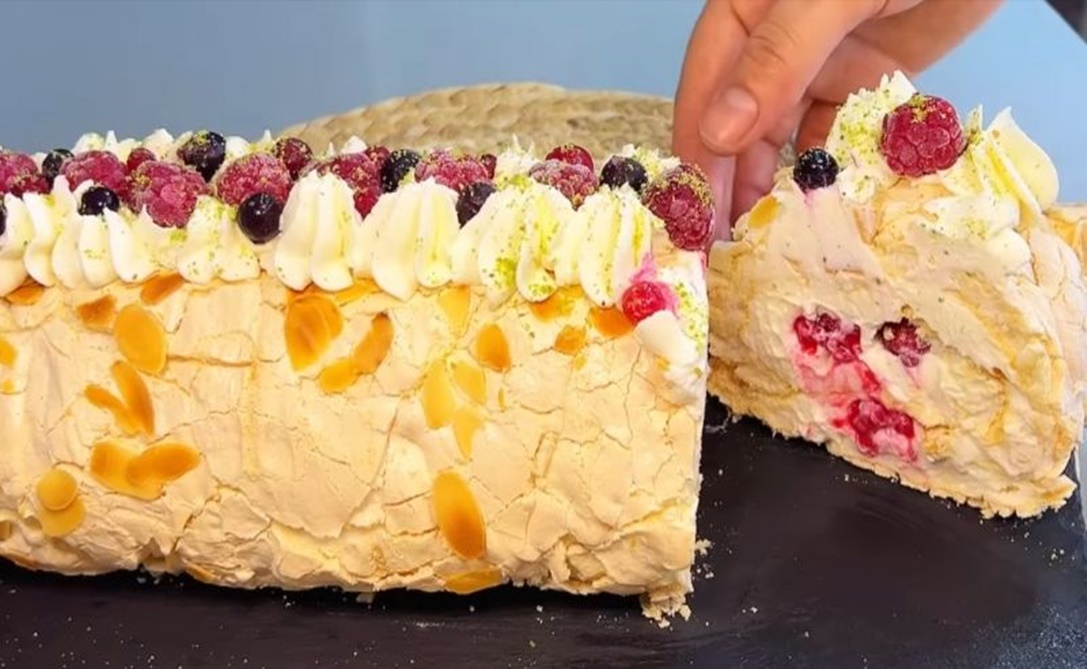 Fac rulouri de bezea pentru fiecare sărbătoare, oaspeții mei le adoră. Desertul se dovedește a fi fraged și mătăsos