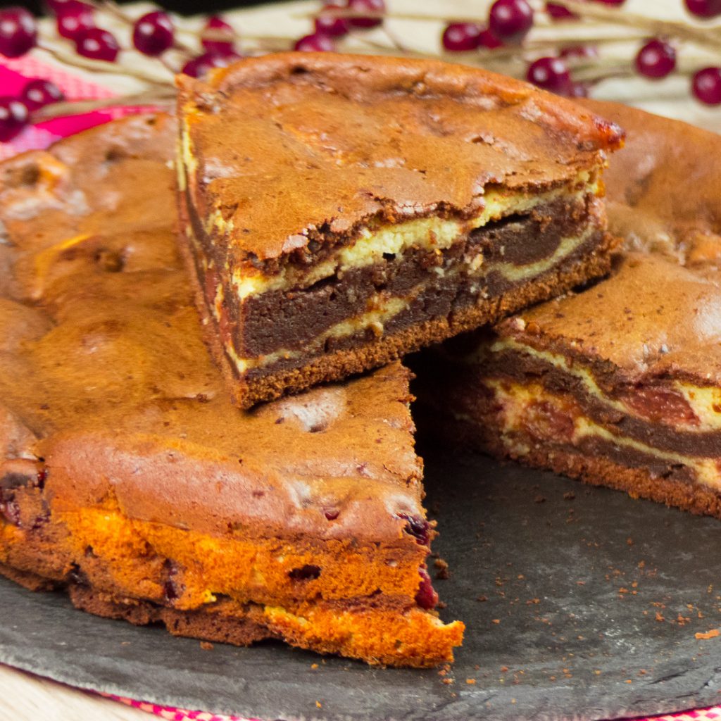 Este o prăjitură fină, pufoasă, dulce și foarte deliciosă, prăjitură cu brânză de vaci și vișine