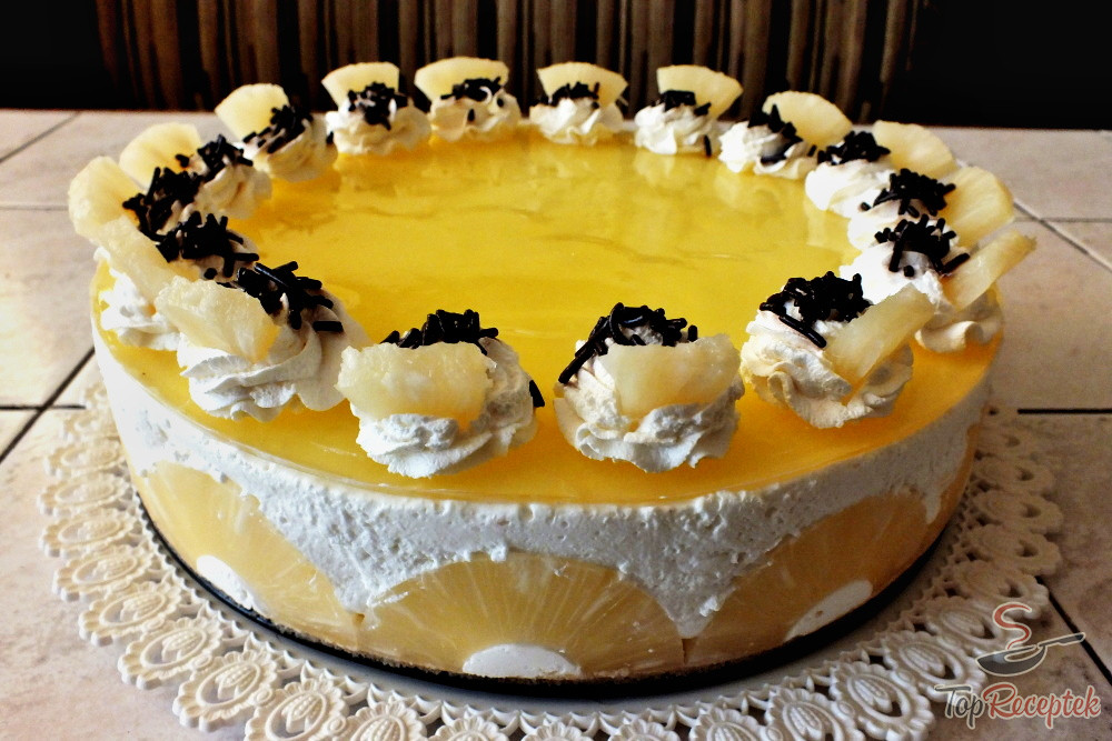Tort de biscuiti cu ananas, migdale și nucă de cocos, un deliciu fără coacere