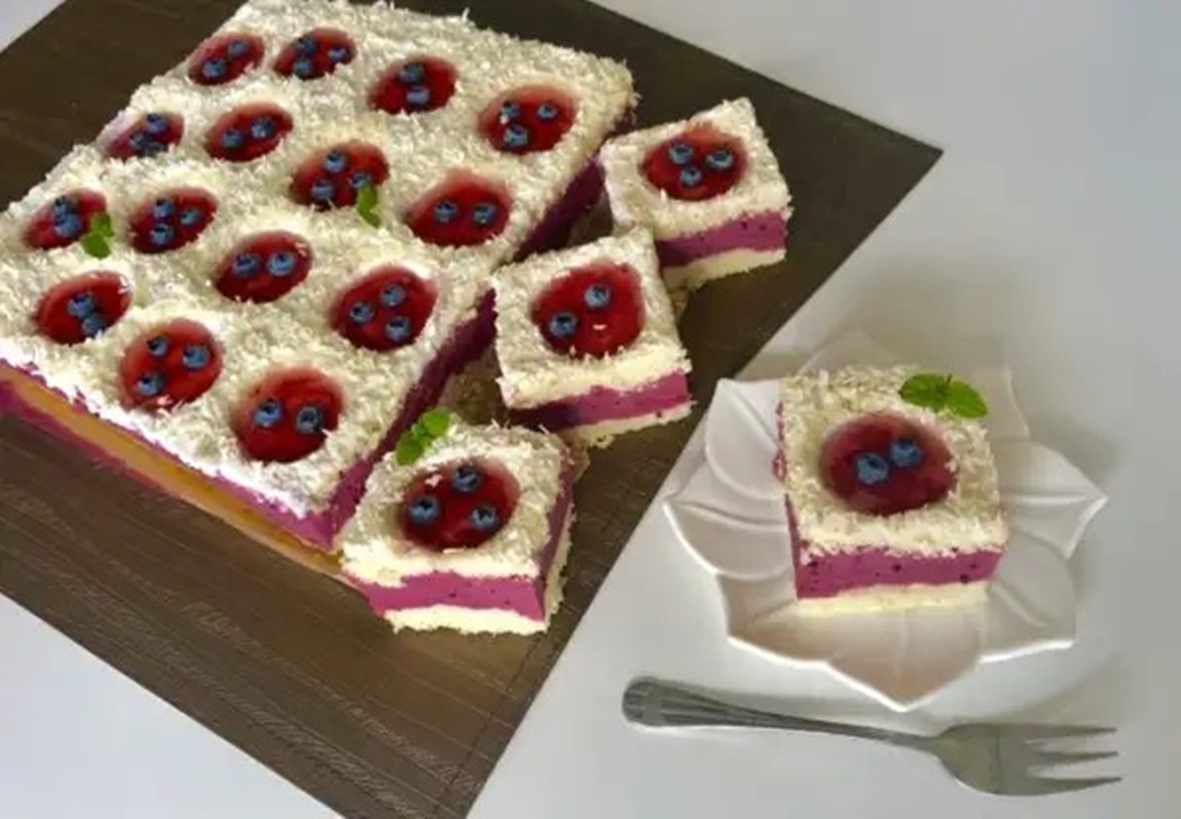 Un tort delicios și foarte glamour cu blat pufos, cremă de zmeură, coacaze, capsuni, cirese și jeleu de fructe de pădure