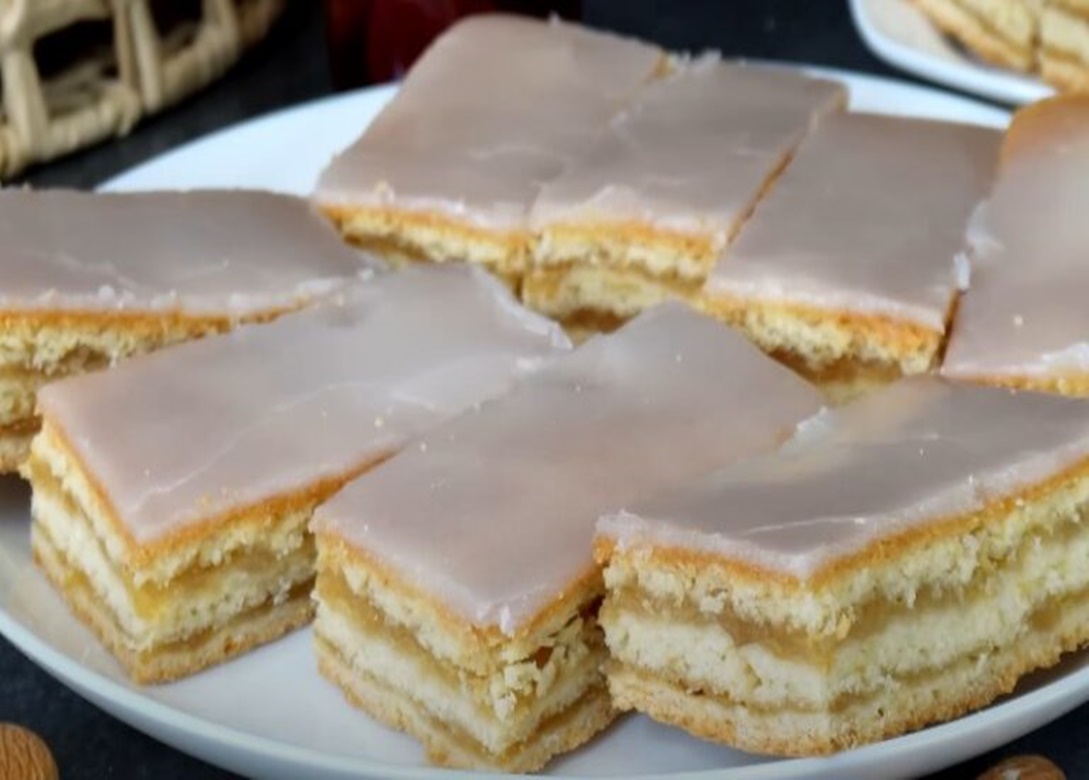 Plăcinta cu mere este parfumată și suculentă în care gustul merelor proaspete se dezvăluie în toată plinătatea sa