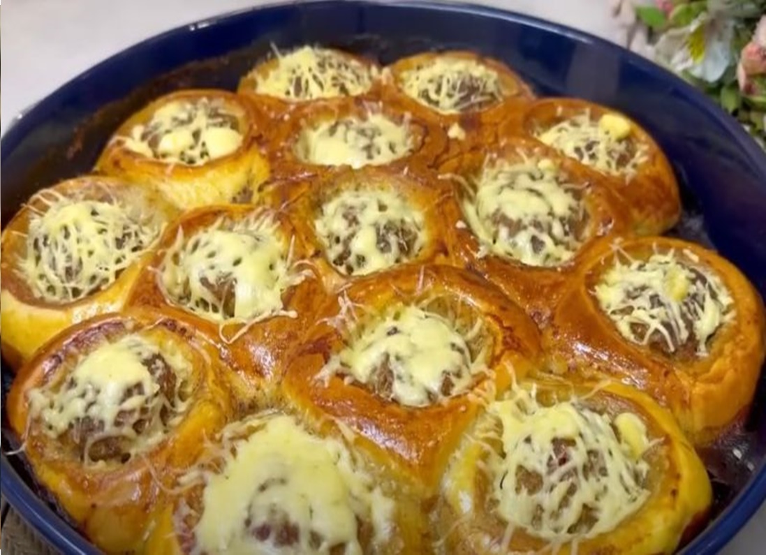 Plăcintele cu carne sunt un preparat consistent și aromat, care combină un aluat fraged cu o umplutură suculentă și deliciosă