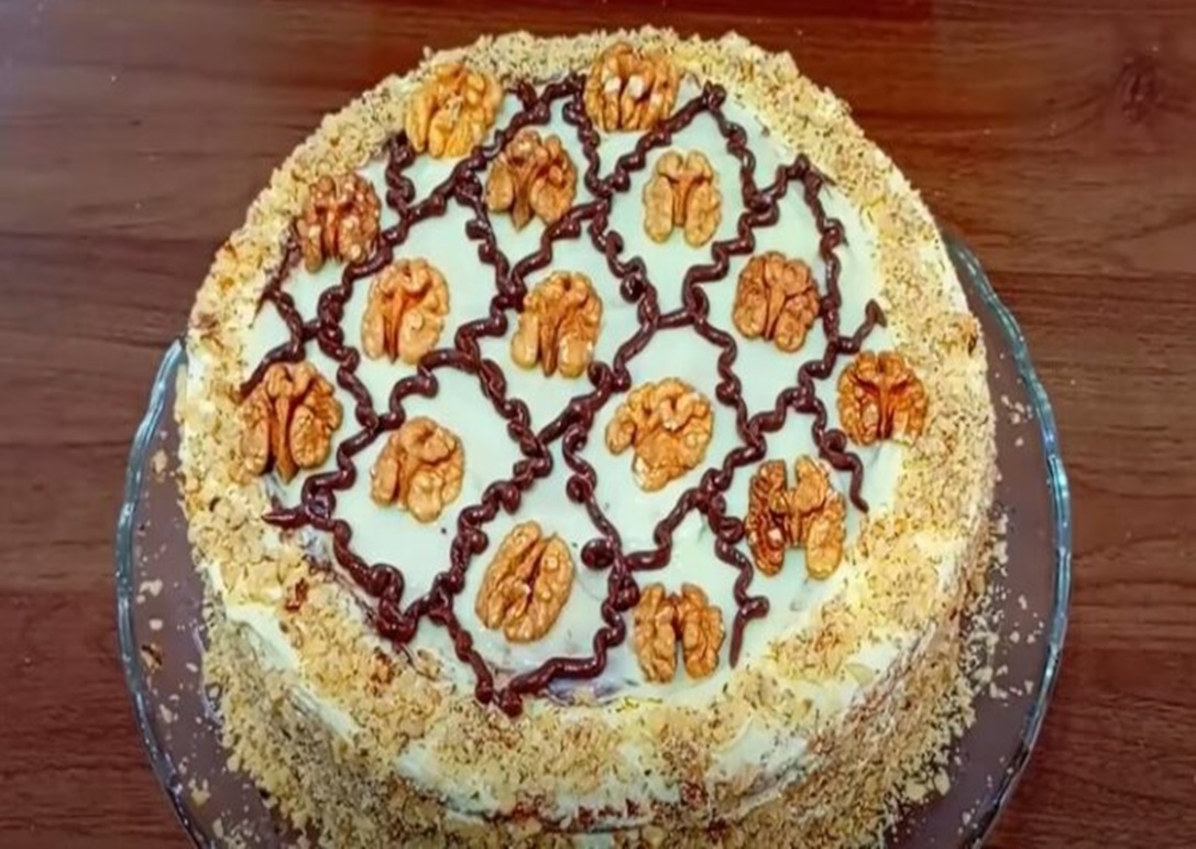 Tort cu nuci, desertul cu un gust și o aromă bogată este o adevărată capodoperă a anilor ’80: Mai ușor de făcut decât pare