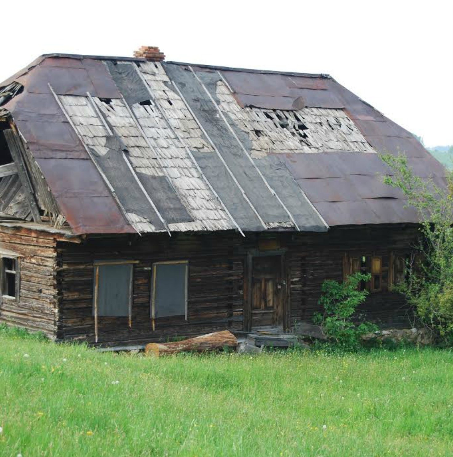 A moștenit de la bunici o casă la țară, în inima munților. Casa era dărăpânată și părăsita de ani buni, dar e uimitor ce au reușit să facă cu ea. Iată cum arată acum