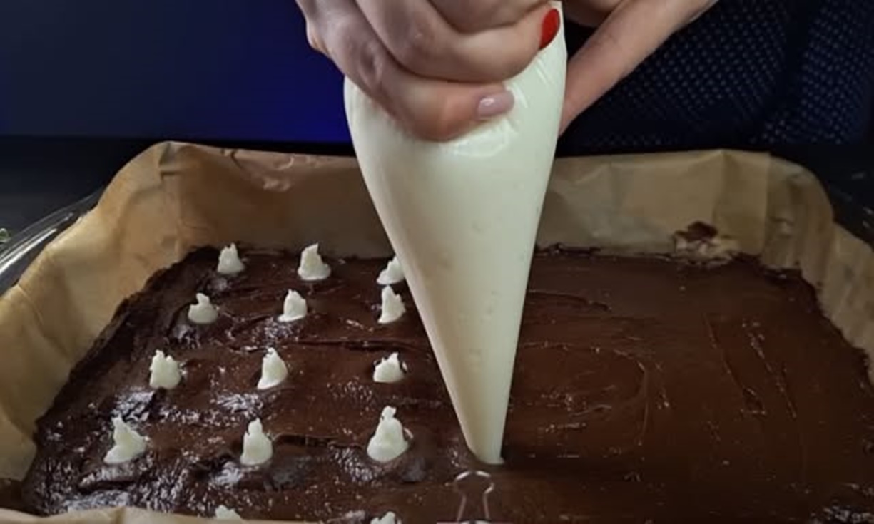 O prăjitură delicioasă cu nucă de cocos și cacao atât de simplă încât oricine o poate face