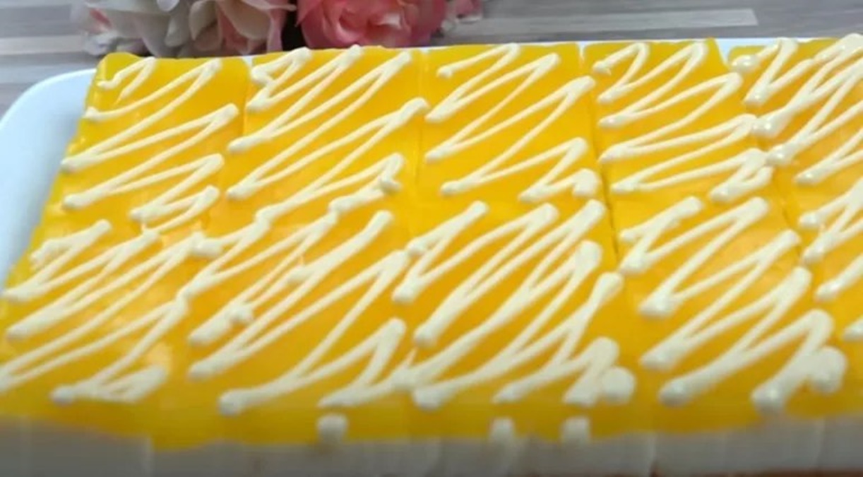 Cuburi de iaurt fără coacere,, perfecte și răcoritoare, cu glazură delicioasă de lămâie.  Alegerea ideală pentru oricine caută un desert usor si răcoritor, fără preparare complicată