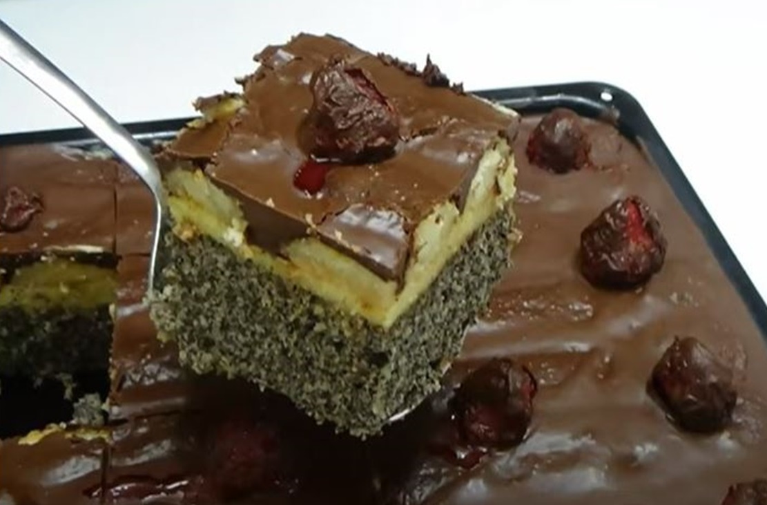 Tort usor, cremos, suculent, cu siguranta cel mai indragit. Combinația de mac și vanilie este grozavă, procesul de preparare este simplu, așa că vă recomand tuturor să încercați