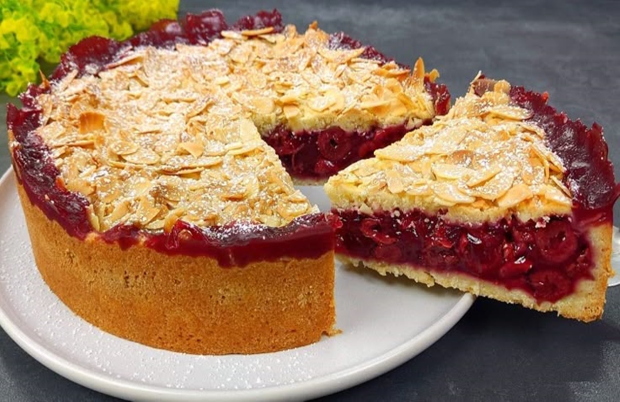 Tartă delicată cu cremă delicioasă de vanilie, vișine, migdale crocante și crumble – Raiul în gură!
