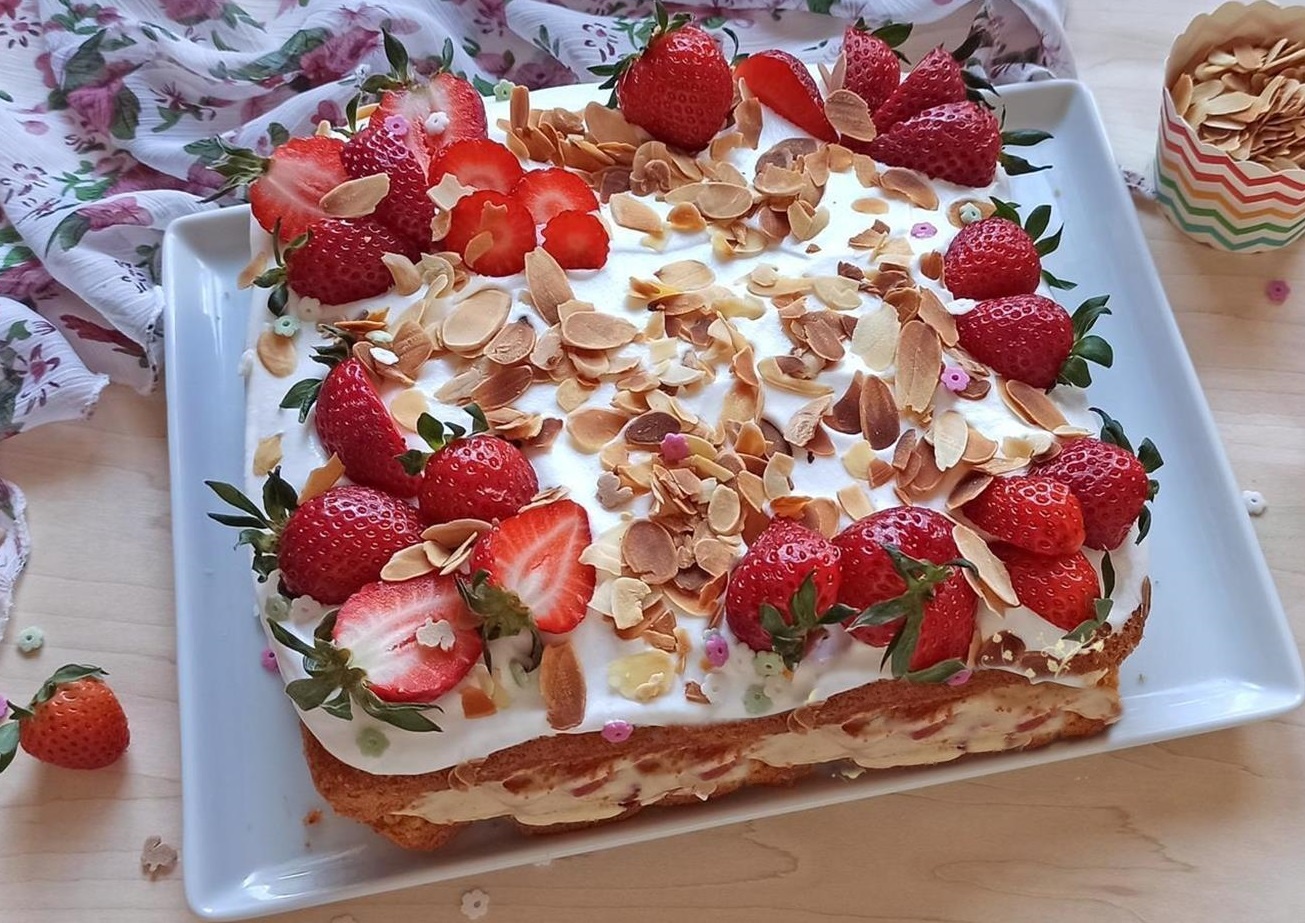 O simfonie irezistibilă de arome este rezultatul combinației dintre căpșuni, crema delicioasă și fulgi de migdale