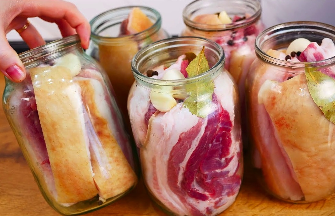 O delicatesă ce ți se topește în gură. Iată cum se prepară slănina în saramură, cu proprietăți curative