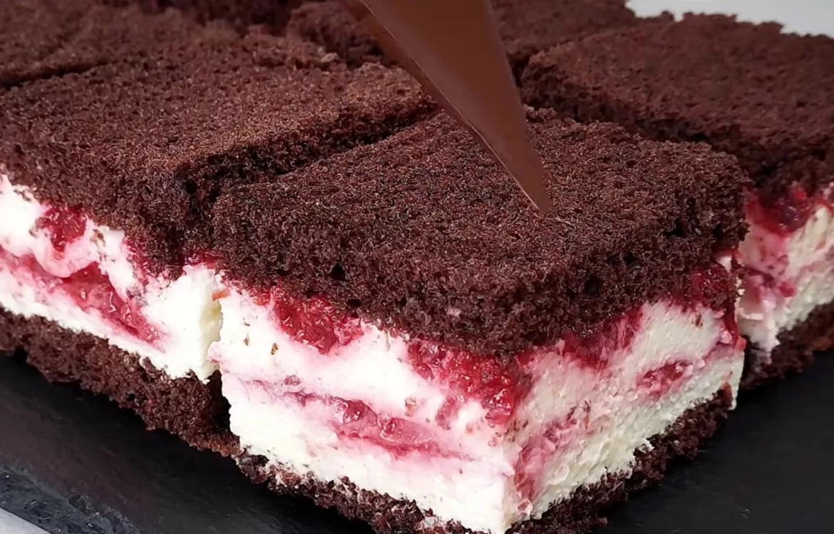 Tort cremos cu cireșe si glazură perfectă de ciocolată, un desert care este absolut irezistibil