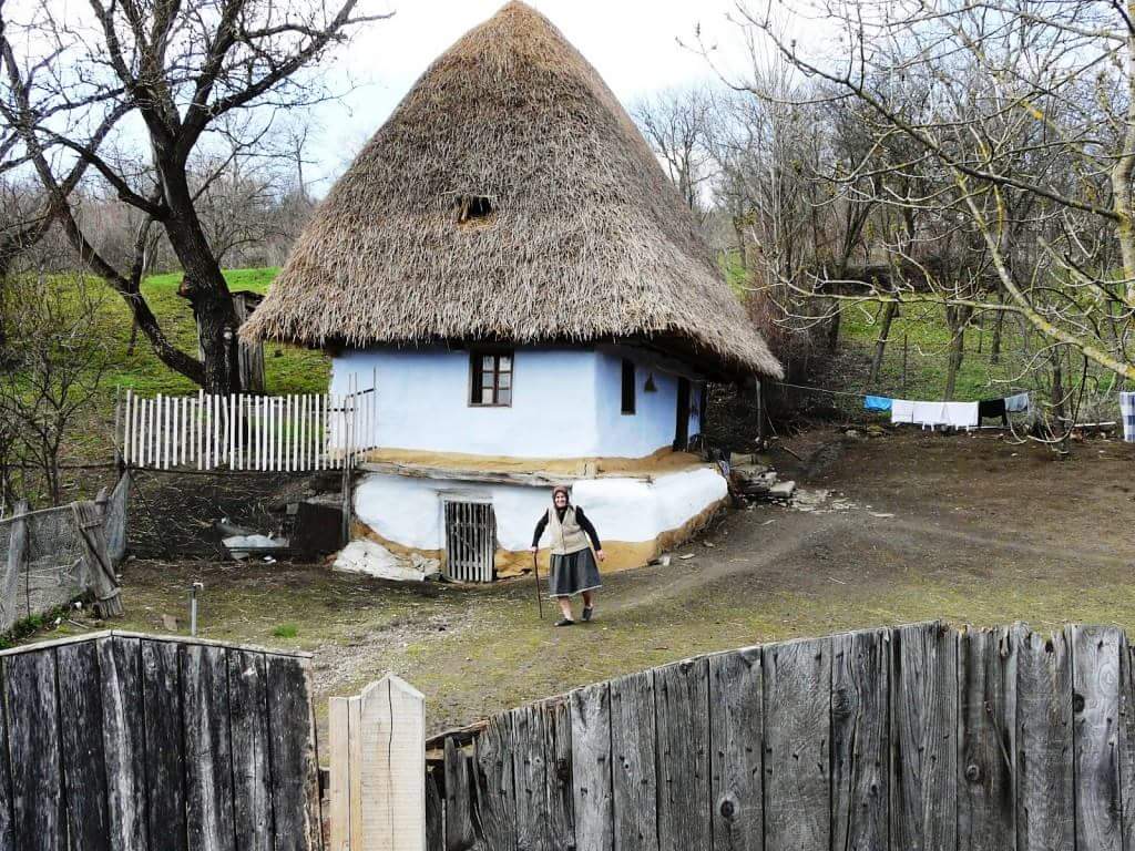 Locuieste intr-o casuta ce pare adusa de la Muzeul satului. Cum arata aceasta in interior, este o legenda vie