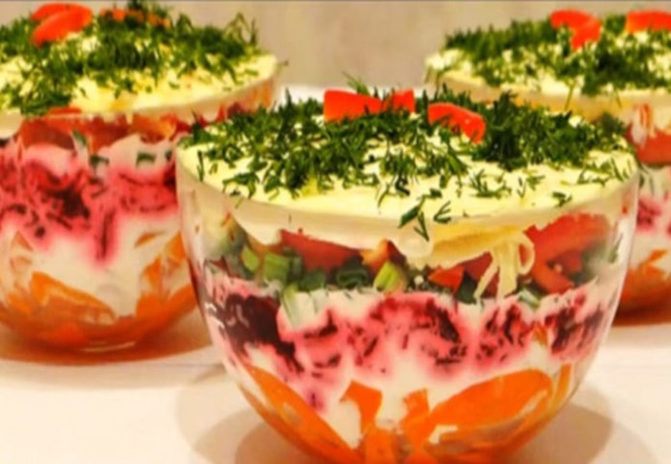 Salată cu cașcaval, varza rosie, maioneză și legume. Este o salata foarte gustoasa, colorata si plina de vitamine pe care o putem prepara tot timpul anului