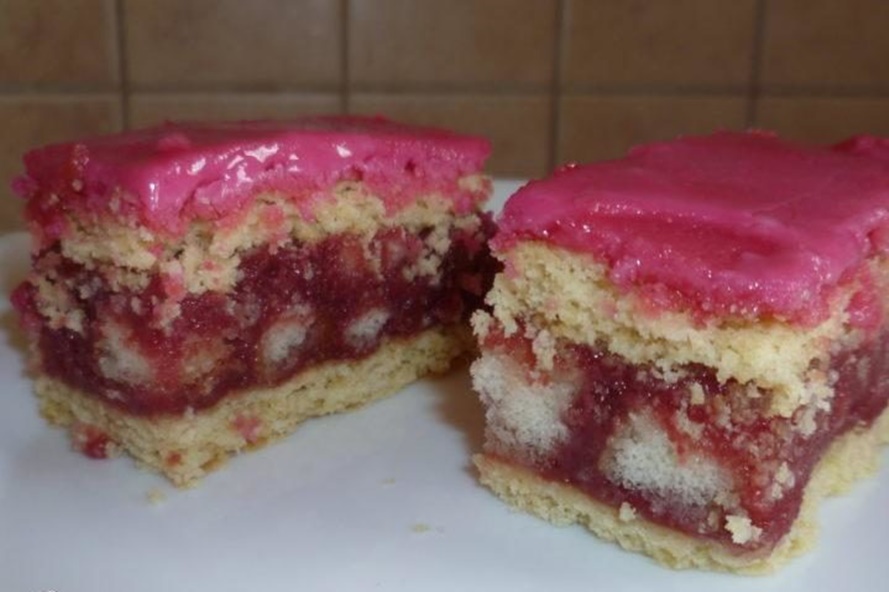Prăjitură Vieneză cu jeleu de capsuni, mascarpone, pișcoturi și gem de caise, un deliciu usor de facut si mai ales de mancat