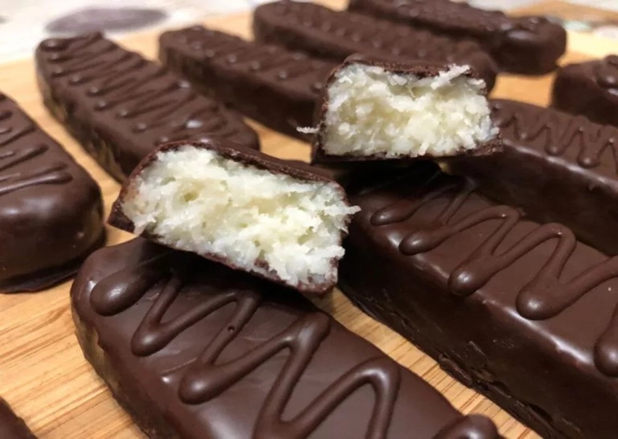 Batoane savuroase cu nucă de cocos facute in casă, mai bune decât cele cumpărate din magazin. Pregătirea este foarte simplă, iar rezultatul este cu atât mai delicios