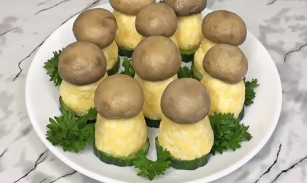 O mică pajiște cu ciuperci si cascaval, un aperitiv delicios si care atrage atentia pe masa de sarbatoare