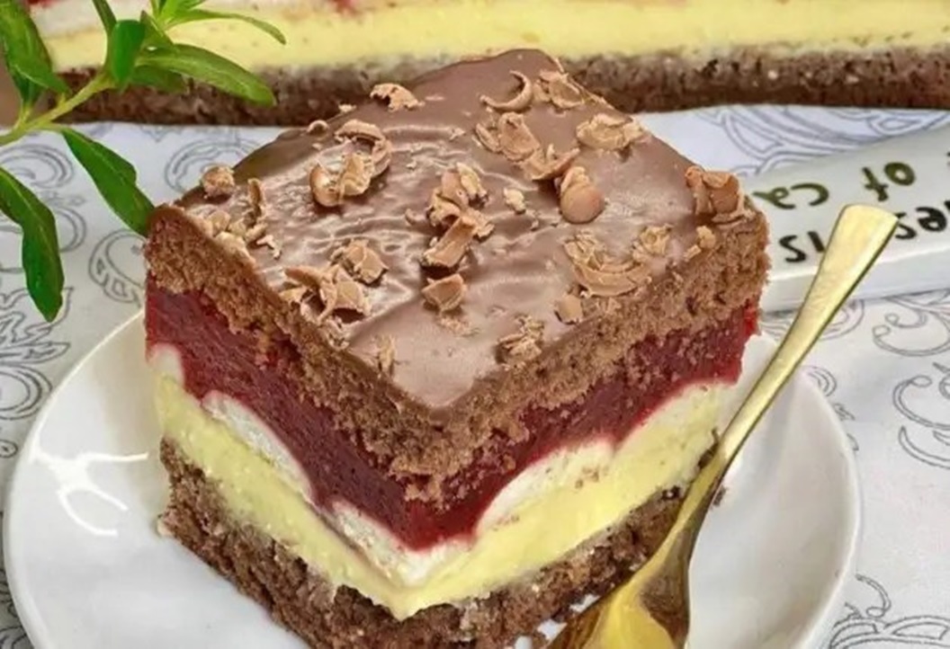 Un deliciu de neuitat! Pandișpan stratificat cu cremă de brânză, biscuiti și jeleu de căpșuni acoperit cu glazură de ciocolată