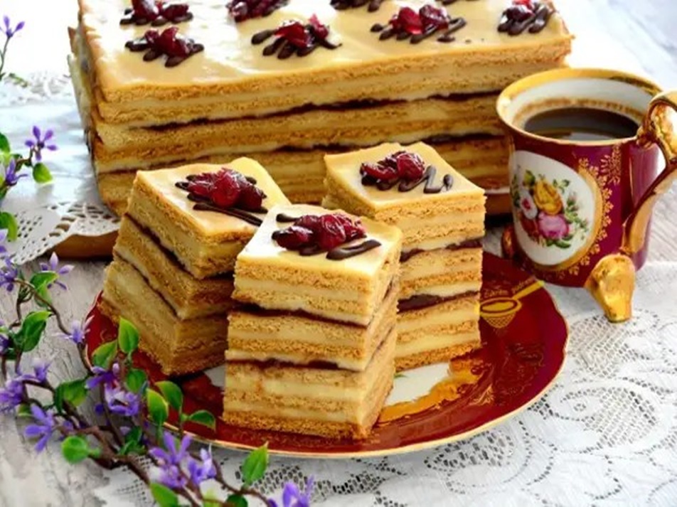 Prajitură superbă si delicată, cu straturi de miere, cu budincă pe bază de vanilie si dulceată acrisoară- o combinatie foarte delicioasă. Pur și simplu se topește în gură
