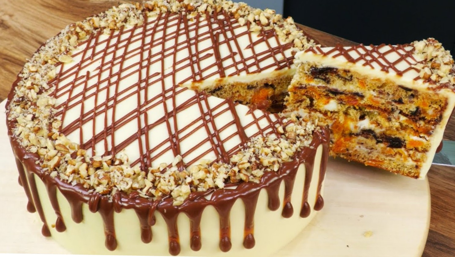 Rezultatul este o prăjitură frumos tăiată și delicioasă, făcută din ciocolată, fructe uscate și nuci. Delicios, fraged și nutritiv