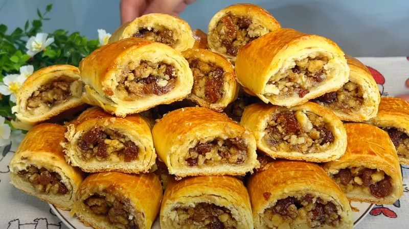 Rulouri crocante cu nuci făcute din cele mai accesibile produse, iar rezultatul este incredibil de gustos și aromat