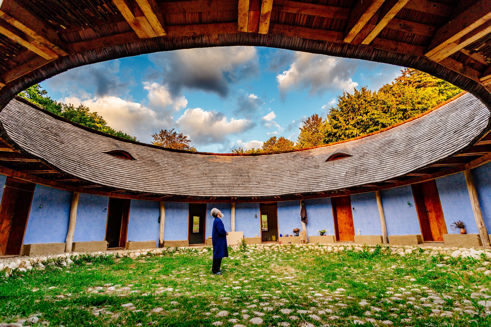 Dacă soarta îți închide toate ușile, nu dispera, cu siguranță va deschide o fereastră pentru a ieși