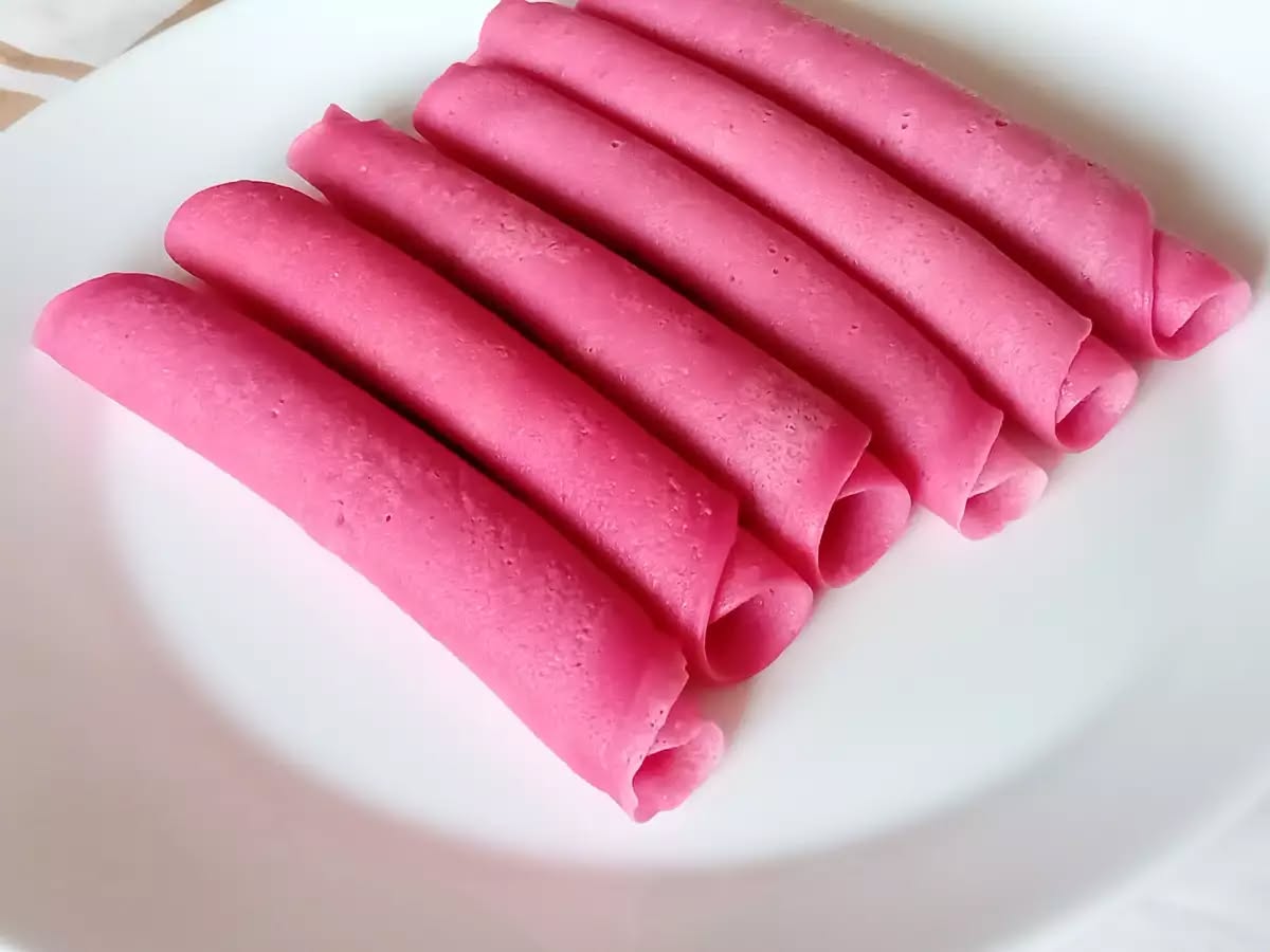 Foi de clatite roz! Reteta bonus: Clatite roz cu file de hering