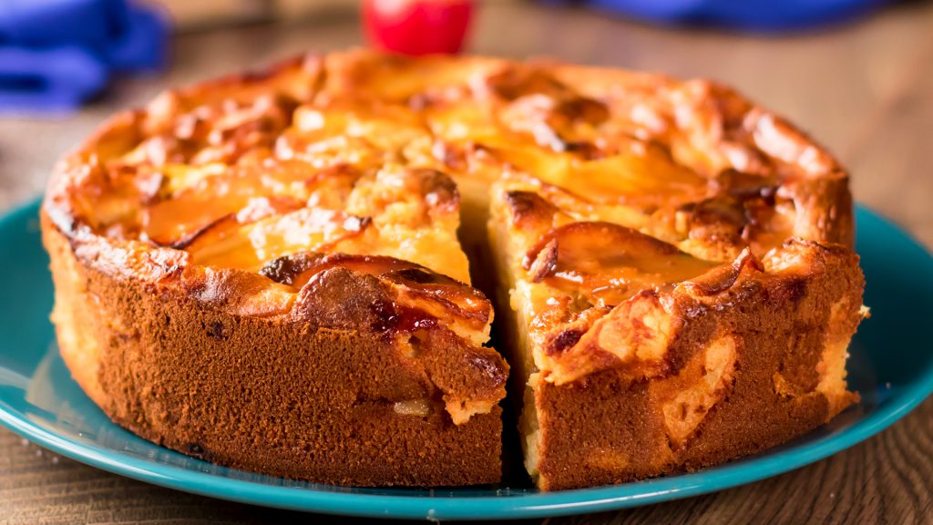 Cea mai suculentă prăjitură cu mere si sos de caramel– mai gustoasă decât checul