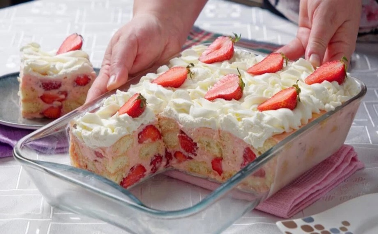 Tartă delicioasă cu budincă, căpșuni și frișcă. Un răsfăț rapid care dispare din farfurie în cel mai scurt timp