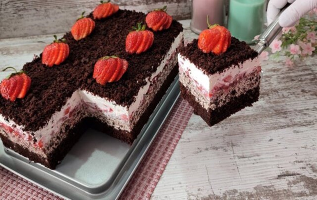 Prajitura exclusivista cu cacao, umpluta cu frisca, lapte condensat, creme delicioase si decorata cu capsuni proaspete