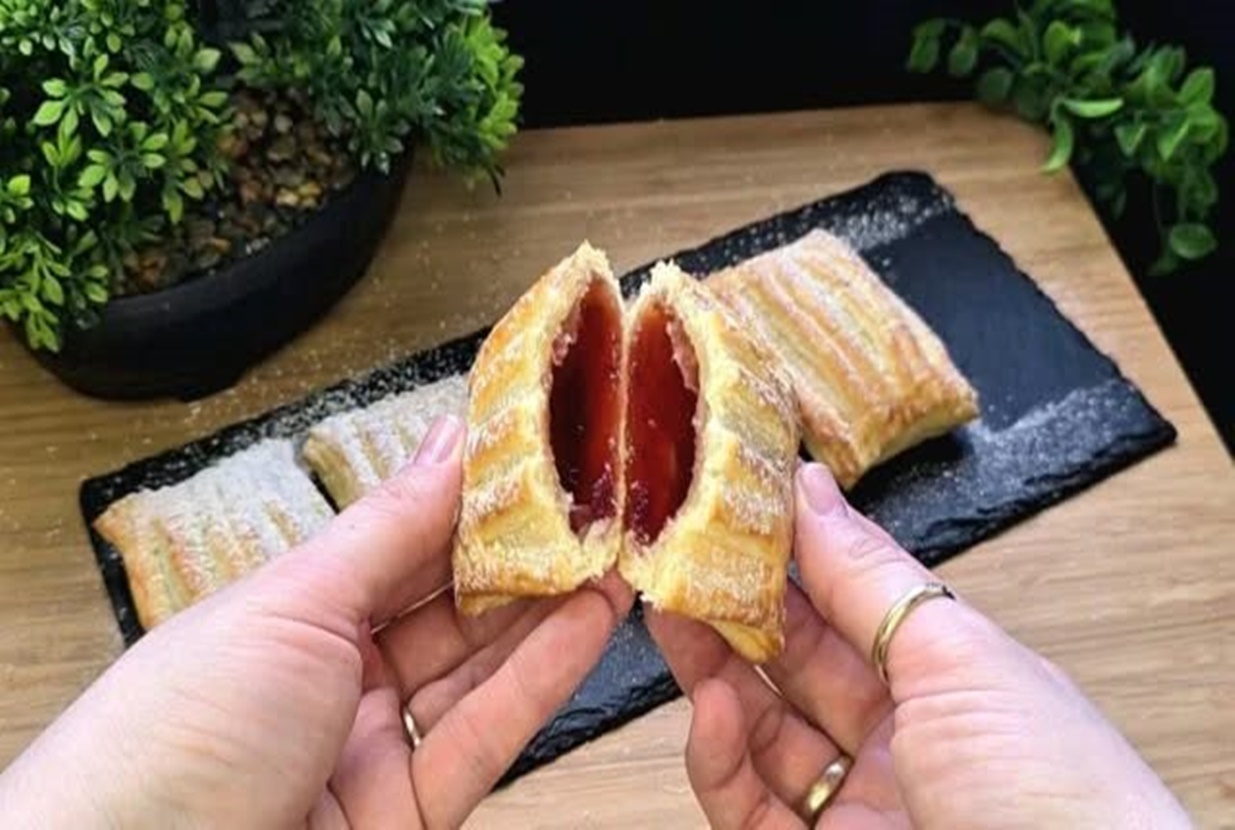 Buzunare crocante de marmeladă de foietaj: Un răsfăț dulce pentru orice ocazie. Auriu la suprafață, delicat fructat la interior