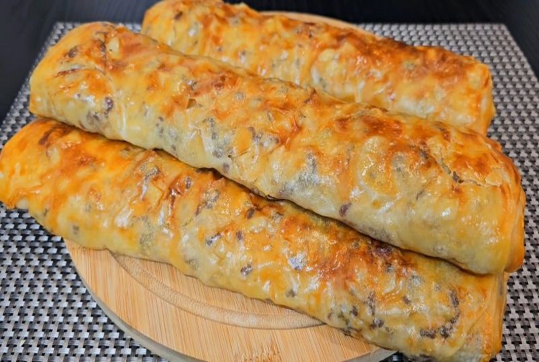 Nu știu cine a inventat această rețetă, dar este atât de delicioasă. Cartofi cu ceapă și brânză, doar cu ierburi aromatice