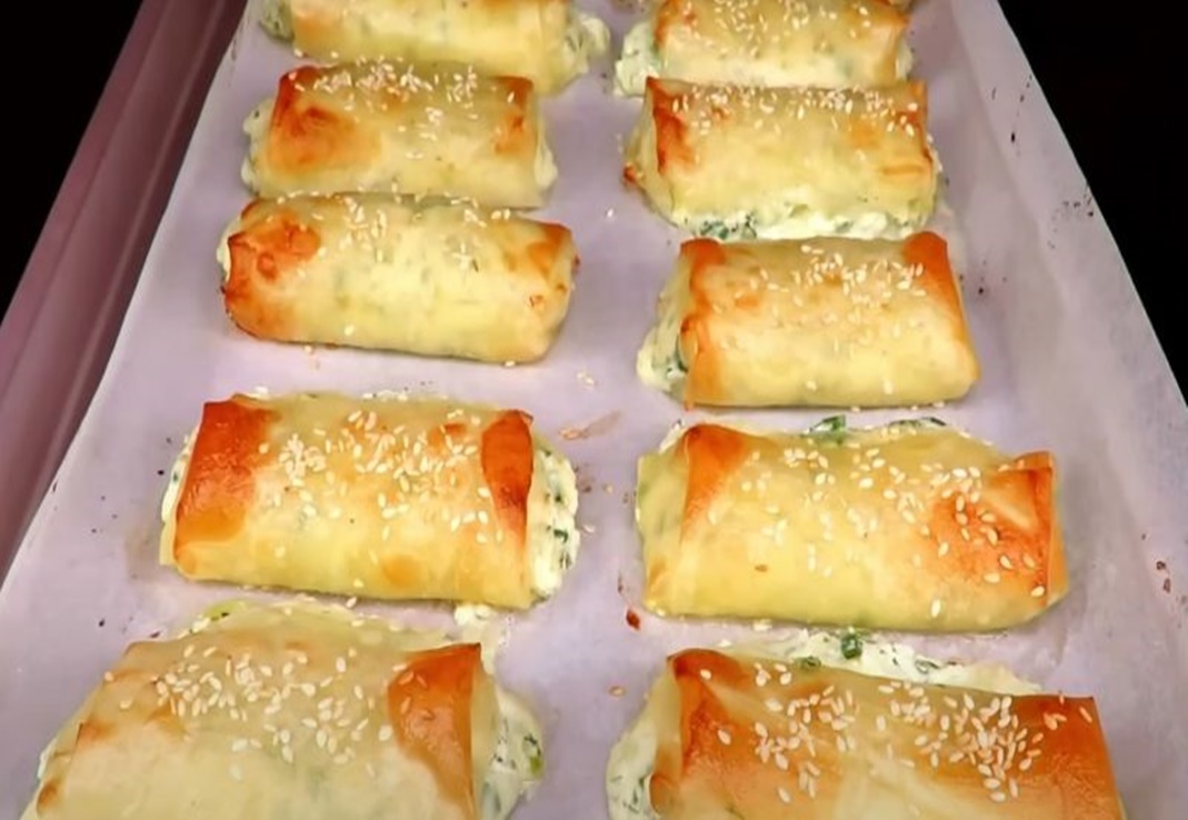 Crocante, suculente și incredibil de gustoase: plăcinte miraculoase fără făină, cu o brânză delicată amestecată cu ierburi proaspete, parfumate și cu o notă asiatică