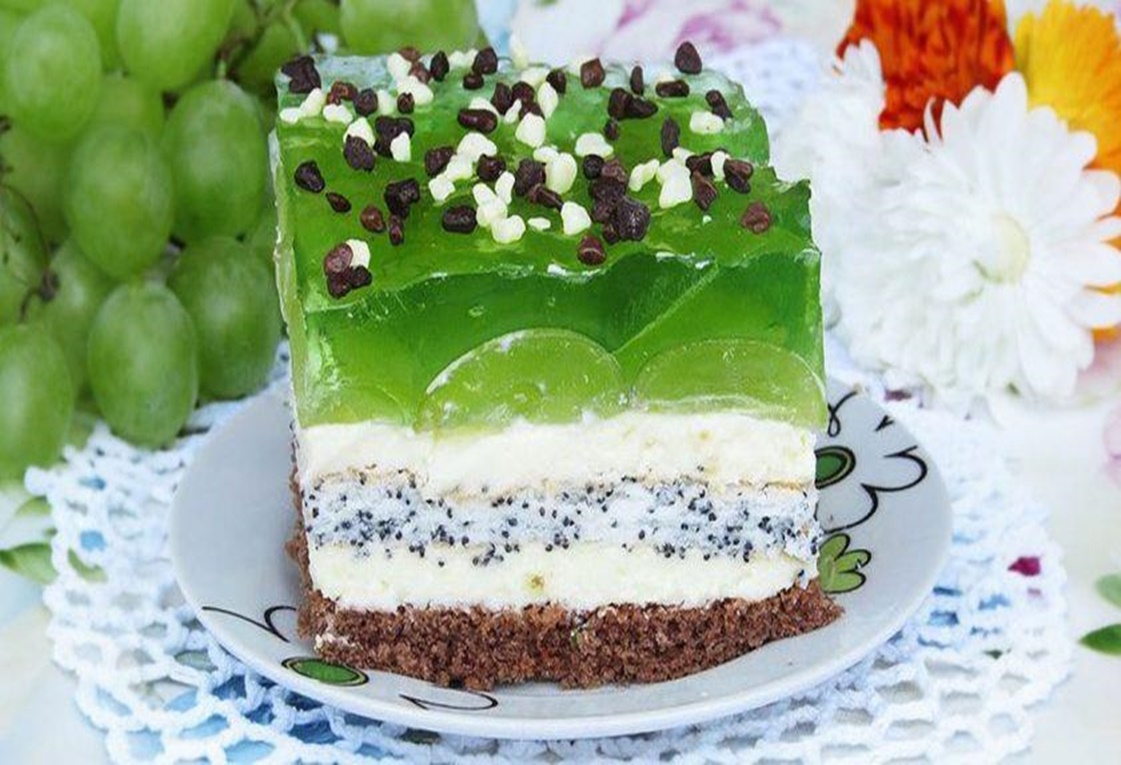 Tortul cu mac, cu strat de jeleu și struguri, este un desert incredibil de delicios care a cucerit deja multe inimi și o faimă mondială