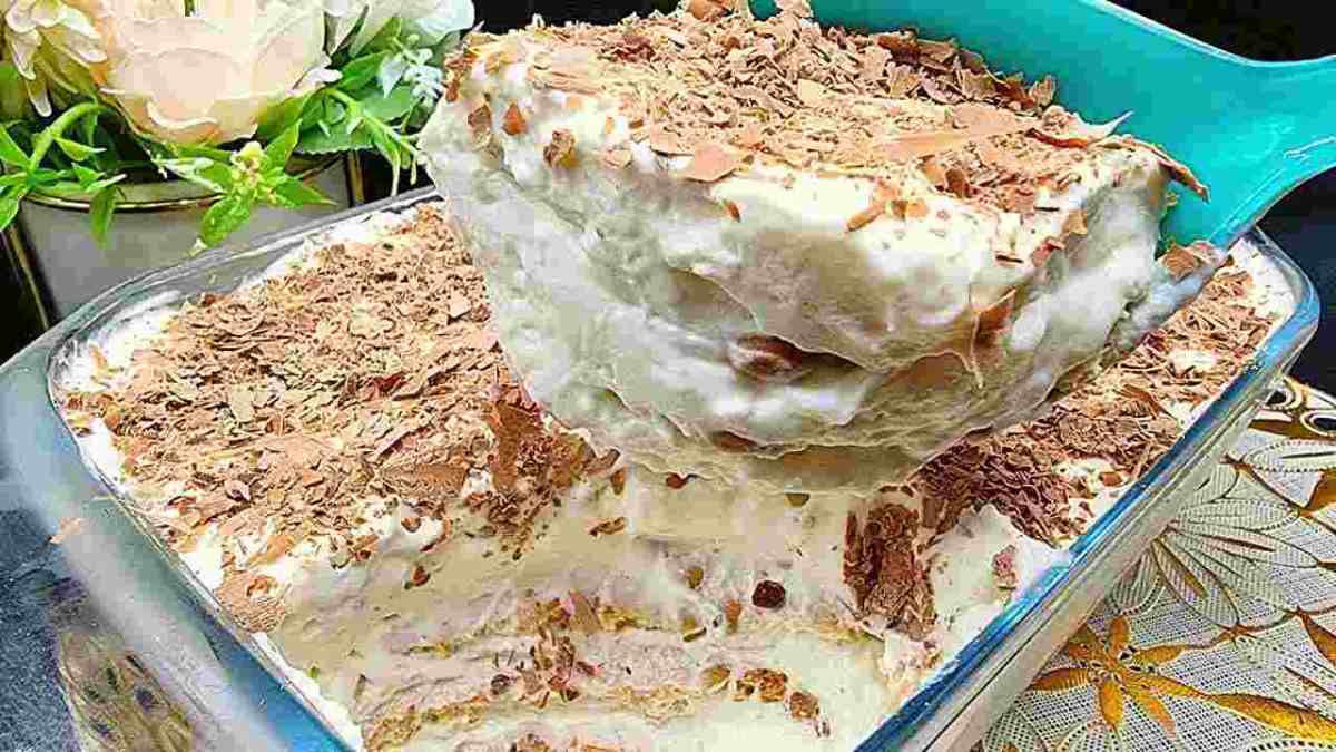 Aceasta este cea mai bună prăjitură cu înghețată, făcută cu biscuiti si ciocolată, are o aromă de lapte, este răcoritoare și este foarte delicioasă
