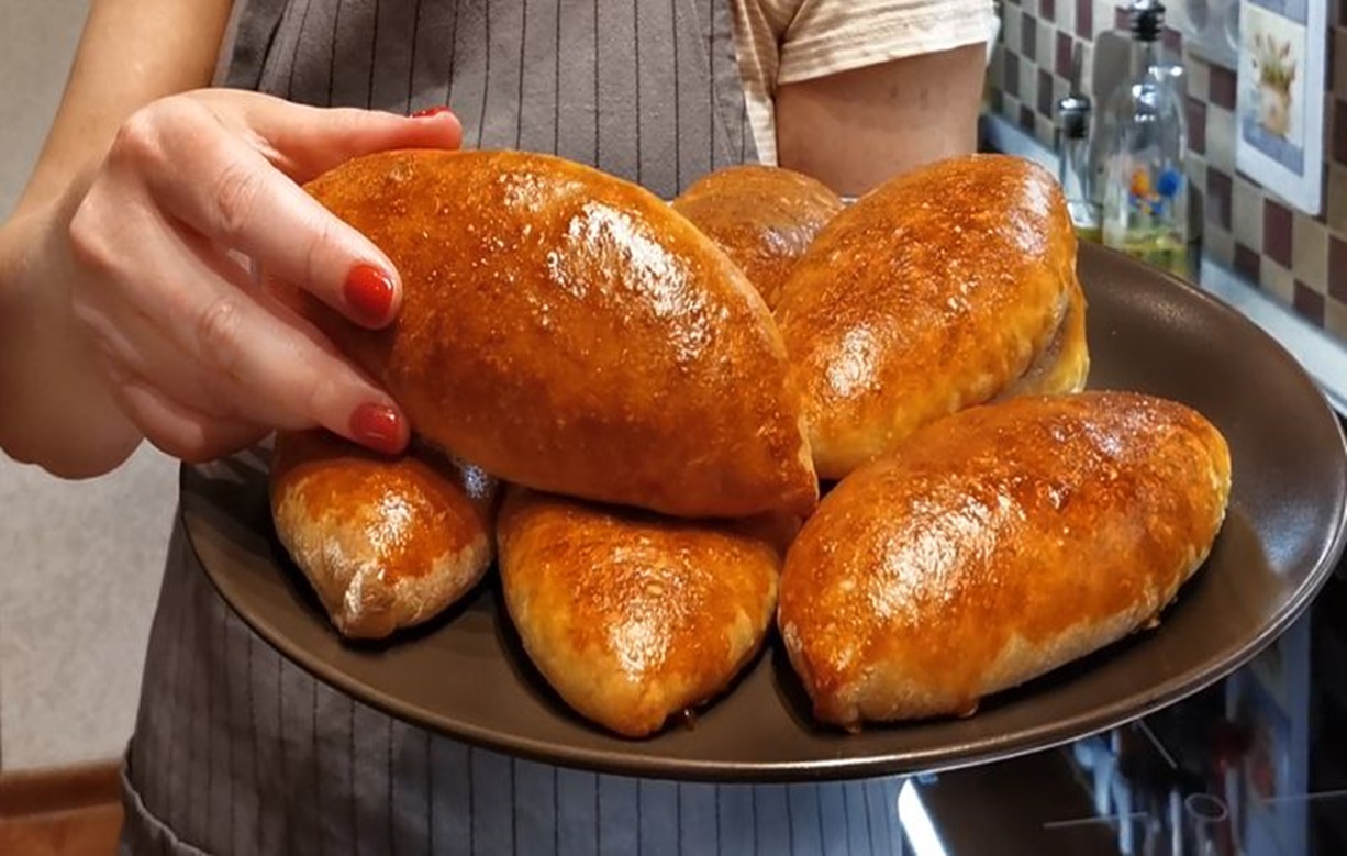 Toți cei care încearcă această rețetă sunt încântați. Plăcintele cu mere nu au fost niciodată atât de ușor de făcut