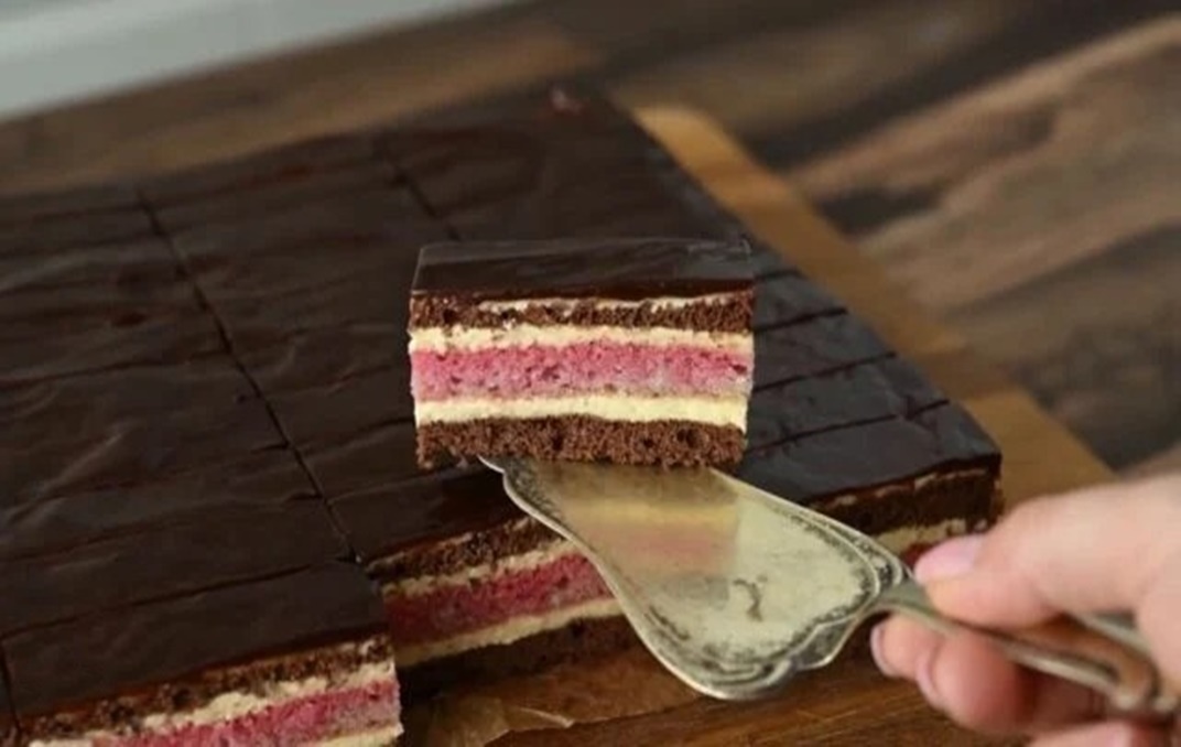 Felii de tort bicolore cu budinca de vanilie și sirop de căpșuni. Cel mai delicios si simplu desert despre care vorbește toată lumea!