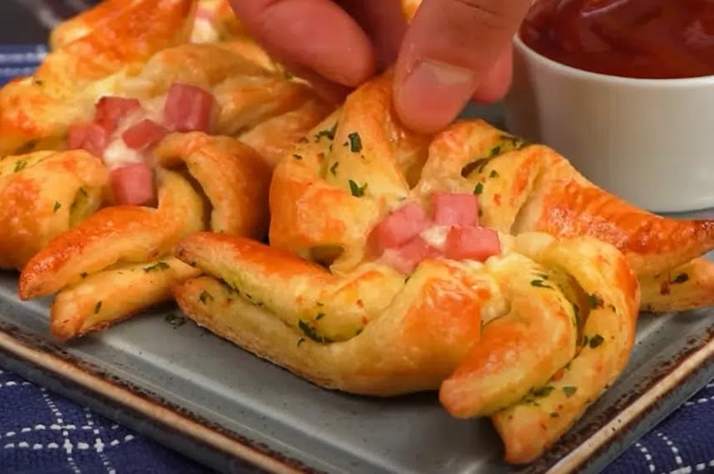 Haideți să pregătim împreună acest delicios aperitiv din foietaj Elicii sărate umplute cu brânză, usturoi si suncă! Haideți să pregătim împreună acest delicios aperitiv din foietaj Elicii sărate umplute cu brânză, usturoi si suncă!