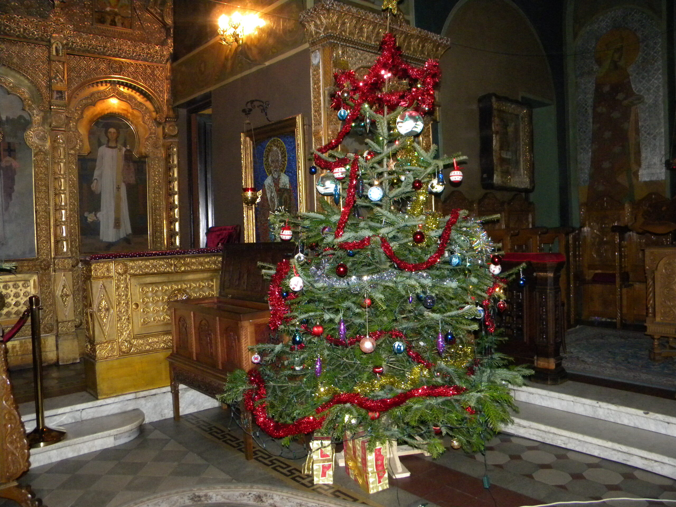 Impresionanta istorie a Crăciunului. Crăciunul, sărbătoarea naşterii lui Iisus, cu brad împodobit, daruri şi colinde