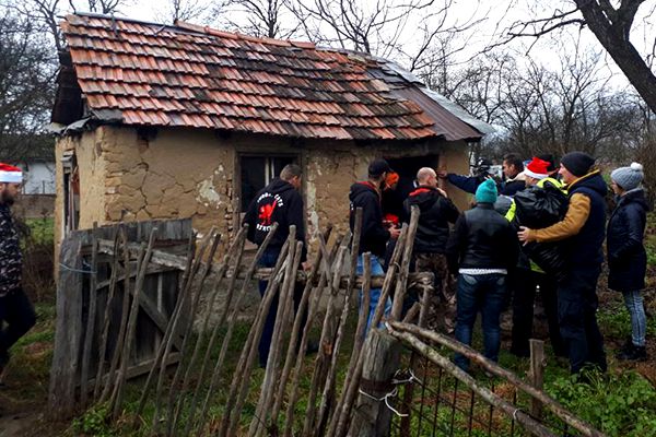 Aici trăia bunicul Victor.  Fără curent electric, fără geamuri… Mai mulți motocicliști i-au aflat povestea și i-au construit o casă. Uite cum arată acum noua locuință