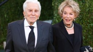 Kirk Douglas (101 ani) și soția lui (99 de ani) sărbătoresc 64 de ani de căsnicie!  Iată secretul longevității mariajului lor