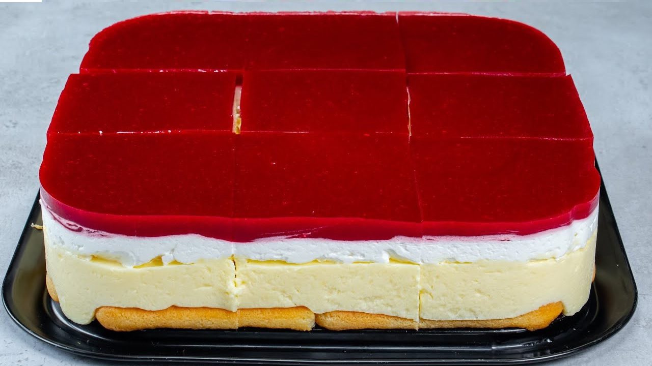 Încercați acest desert fără coacere care se topește literalmente in gura.  Prăjitură de casă, la tavă cu pișcoturi, mascarpone și zmeură