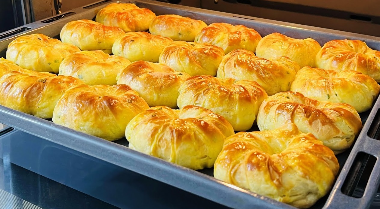 Placinte cu cartofi, pur și simplu de neegalat. Pregătesc aluatul cu chefir care iese întotdeauna moale, fraged și pufos. Iar umplutura de cartofi este simplă, dar atât de gustoasă