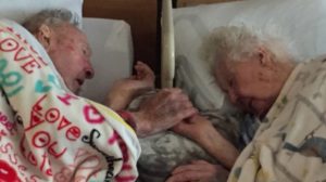 După 77 ani de căsnicie, un cuplu iubitor a adormit pentru totdeauna, ținându-se de mâini