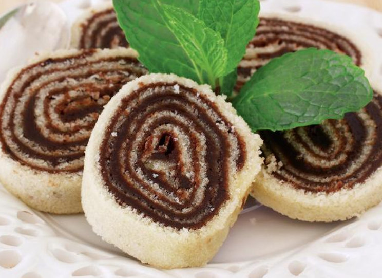 Ruladă cu cremă de ciocolată, un desert de nota 10. Se face foarte usor, este perfecta pentru cei care nu au mult timp la dispozitie
