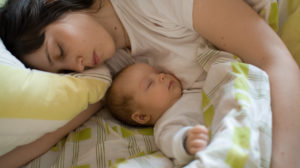Ce se întâmplă cu bebelușii care dorm în pat cu mămicile lor până la vârsta de trei ani