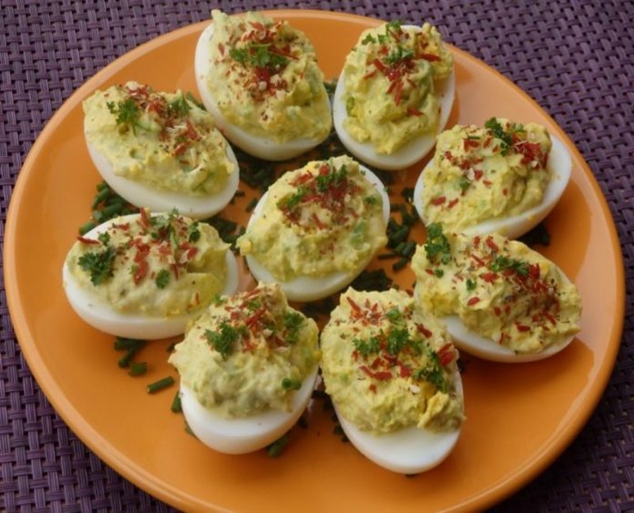 Ouă umplute cu pastă de avocado – o idee excelentă pentru micul dejun
