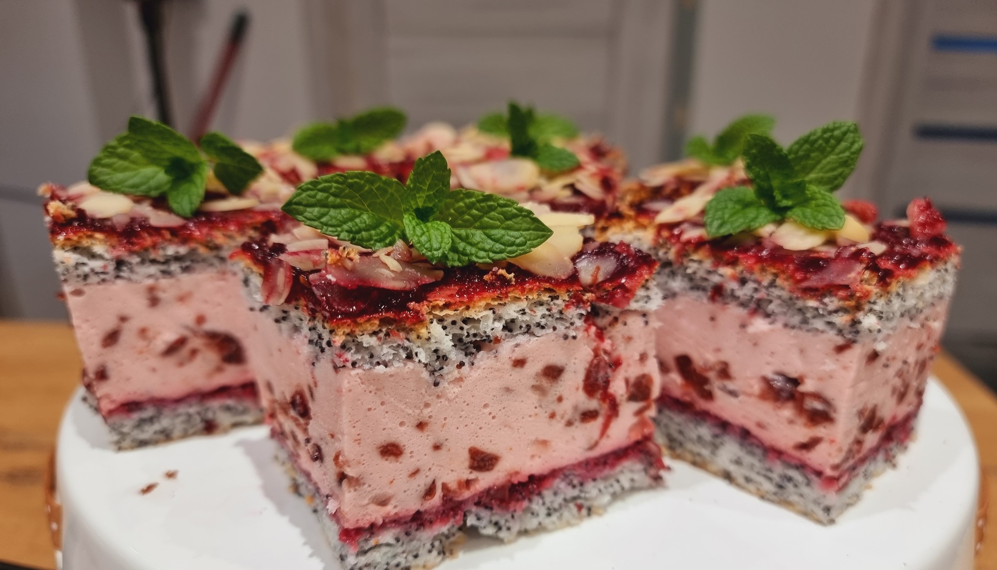 Mousse de cireșe pe pandișpan cu semințe de mac, este la mare căutare la sărbătorile in familie, în orice perioadă a anului