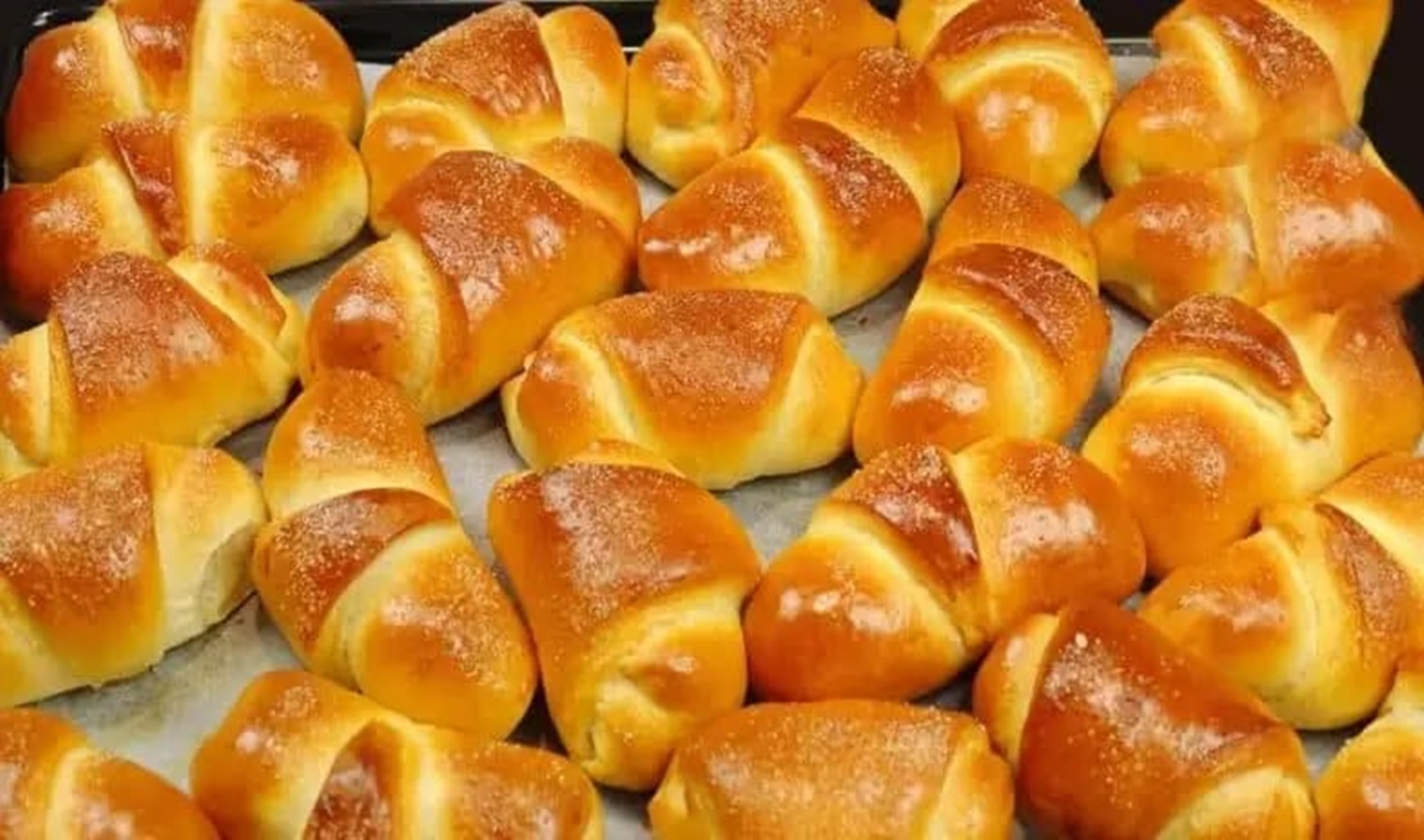 Cornuri cu mere foarte pufoase, incredibil de parfumate! Aluat foarte gustos și umplutură suculentă! Sunt perfecte!