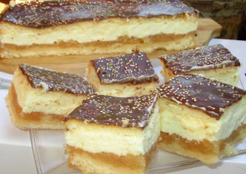 Prăjitură cu umplutura de mere și budincă delicioasă, toti din casă o adoră